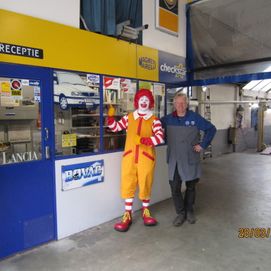 Ton Wassenberg met de enige echte levende Ronald McDonald